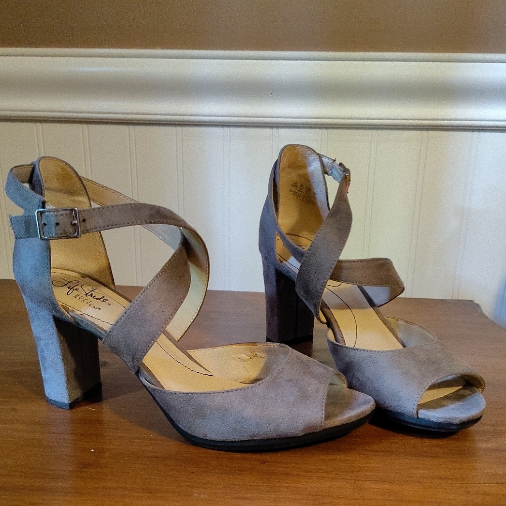 CLOSET CLOSE OUT SALE Criss-cross Strap Sandals Neutral Gray